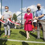09.08.2020. Pawłów. Otwarcie pełnowymiarowego boiska do piłki nożnej. Na zdjęciu (od lewej): Maciej Bidziński - dyrektor Gminnego Ośrodka Kultury i Sportu w Pawłowie, Krzysztof Charemski - sekretarz gminy Pawłów, Anna Krupka - wiceminister sportu i Marek Wojtas - wójt Pawłowa / Jarosław Kubalski / Radio Kielce