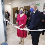 27.08.2020 Chmielnik. Otwarcie hali sportowej. Wiceminister sportu Anna Krupka i marszałek Andrzej Bętkowski / Jarosław Kubalski / Radio Kielce