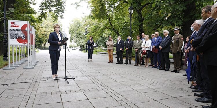 31.08.2020 Kielce. Otwarcie wystawy „Tu rodziła się Solidarność”. Przemawia Dorota Koczwańska-Kalita - naczelnik kieleckiej delegatury Instytutu Pamięci Narodowej / Jarosław Kubalski / Radio Kielce