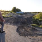 06.08.2020. Niewachlów. Działka na której ma powstać przetwórnia odpadów