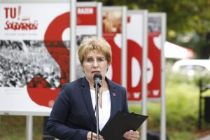 31.08.2020 Kielce. Otwarcie wystawy „Tu rodziła się Solidarność”. Przemawia Dorota Koczwańska-Kalita - naczelnik kieleckiej delegatury Instytutu Pamięci Narodowej / Jarosław Kubalski / Radio Kielce