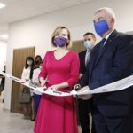 27.08.2020 Chmielnik. Otwarcie hali sportowej. Wiceminister sportu Anna Krupka i marszałek Andrzej Bętkowski / Jarosław Kubalski / Radio Kielce