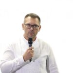 25.08.2020 Kielce. Obchody Dnia Niepodległości Ukrainy. Przemawia Wiaczesław Wojnarowskyj - Konsul Generalny Ukrainy w Krakowie / Jarosław Kubalski / Radio Kielce