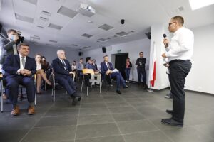 25.08.2020 Kielce. Obchody Dnia Niepodległości Ukrainy. Na zdjęciu (w pierwszym rzędzie, od lewej): Andrzej Pruś - przewodniczący sejmiku województwa, marszałek Andrzej Bętkowski i Bogdan Wenta - prezydent Kielc. Przemawia: Wiaczesław Wojnarowskyj - Konsul Generalny Ukrainy w Krakowie / Jarosław Kubalski / Radio Kielce