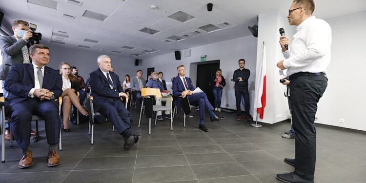 25.08.2020 Kielce. Obchody Dnia Niepodległości Ukrainy. Na zdjęciu (w pierwszym rzędzie, od lewej): Andrzej Pruś - przewodniczący sejmiku województwa, marszałek Andrzej Bętkowski i Bogdan Wenta - prezydent Kielc. Przemawia: Wiaczesław Wojnarowskyj - Konsul Generalny Ukrainy w Krakowie / Jarosław Kubalski / Radio Kielce