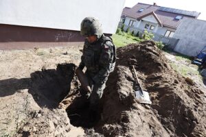 24.08.2020. Pierzchnica. Usuwanie niewybuchów / Jarosław Kubalski / Radio Kielce