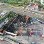 25.08.2020 Kielce. Dogaszanie pożaru marketu Lidl przy ulicy Piekoszowskiej / Jarosław Kubalski / Radio Kielce