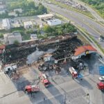 25.08.2020 Kielce. Dogaszanie pożaru marketu Lidl przy ulicy Piekoszowskiej / Jarosław Kubalski / Radio Kielce