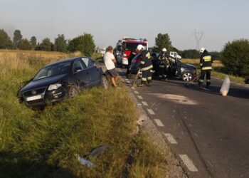 06.08.2020. Ruda Maleniecka. Zderzenie trzech pojazdów / Jarosław Kubalski / Radio Kielce