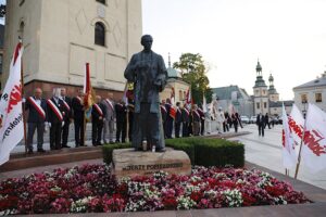 31.08.2020 Kielce. 40. rocznica powstania Solidarności. Złożenie kwiatów pod pomnikiem księdza Jerzego Popiełuszki / Jarosław Kubalski / Radio Kielce