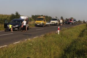 06.08.2020. Ruda Maleniecka. Zderzenie trzech pojazdów / Jarosław Kubalski / Radio Kielce