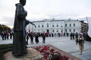 31.08.2020 Kielce. 40. rocznica powstania Solidarności. Złożenie kwiatów pod pomnikiem księdza Jerzego Popiełuszki. Wiceminister sportu Anna Krupka / Jarosław Kubalski / Radio Kielce