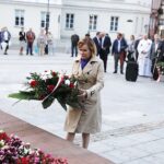 31.08.2020 Kielce. 40. rocznica powstania Solidarności. Złożenie kwiatów pod pomnikiem księdza Jerzego Popiełuszki. Wiceminister sportu Anna Krupka / Jarosław Kubalski / Radio Kielce