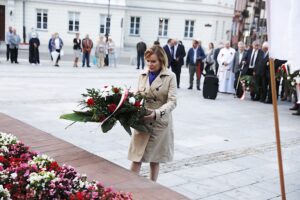 31.08.2020 Kielce. 40. rocznica powstania Solidarności. Złożenie kwiatów pod pomnikiem księdza Jerzego Popiełuszki. Wiceminister sportu Anna Krupka / Jarosław Kubalski / Radio Kielce