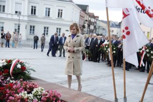 31.08.2020 Kielce. 40. rocznica powstania Solidarności. Złożenie kwiatów pod pomnikiem księdza Jerzego Popiełuszki. Wiceminister sportu Anna Krupka / Jarosław Kubalski / Radio Kielce