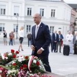 31.08.2020 Kielce. 40. rocznica powstania Solidarności. Złożenie kwiatów pod pomnikiem księdza Jerzego Popiełuszki. Wiceminister spraw zagranicznych Piotr Wawrzyk / Jarosław Kubalski / Radio Kielce