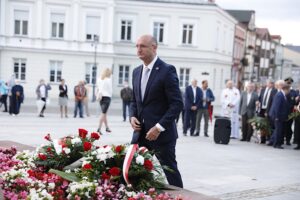 31.08.2020 Kielce. 40. rocznica powstania Solidarności. Złożenie kwiatów pod pomnikiem księdza Jerzego Popiełuszki. Wiceminister spraw zagranicznych Piotr Wawrzyk / Jarosław Kubalski / Radio Kielce