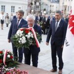 31.08.2020 Kielce. 40. rocznica powstania Solidarności. Złożenie kwiatów pod pomnikiem księdza Jerzego Popiełuszki. Przewodniczący sejmiku Andrzej Pruś, poseł Krzysztof Lipiec i wiceprzewodniczący Rady Miasta Kielce Jarosław Karyś / Jarosław Kubalski / Radio Kielce