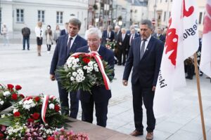 31.08.2020 Kielce. 40. rocznica powstania Solidarności. Złożenie kwiatów pod pomnikiem księdza Jerzego Popiełuszki. Przewodniczący sejmiku Andrzej Pruś, poseł Krzysztof Lipiec i wiceprzewodniczący Rady Miasta Kielce Jarosław Karyś / Jarosław Kubalski / Radio Kielce