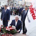 31.08.2020 Kielce. 40. rocznica powstania Solidarności. Złożenie kwiatów pod pomnikiem księdza Jerzego Popiełuszki. Przewodniczący sejmiku Andrzej Pruś, poseł Krzysztof Lipiec i wiceprzewodniczący Rady Miasta Kielce Jarosław Karyś / Jarosław Kubalski / Radio Kielce