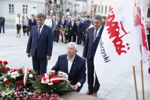 31.08.2020 Kielce. 40. rocznica powstania Solidarności. Złożenie kwiatów pod pomnikiem księdza Jerzego Popiełuszki. Przewodniczący sejmiku Andrzej Pruś, poseł Krzysztof Lipiec i wiceprzewodniczący Rady Miasta Kielce Jarosław Karyś / Jarosław Kubalski / Radio Kielce