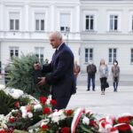 31.08.2020 Kielce. 40. rocznica powstania Solidarności. Złożenie kwiatów pod pomnikiem księdza Jerzego Popiełuszki. Wicewojewoda Rafał Nowak / Jarosław Kubalski / Radio Kielce