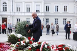 31.08.2020 Kielce. 40. rocznica powstania Solidarności. Złożenie kwiatów pod pomnikiem księdza Jerzego Popiełuszki. Wicewojewoda Rafał Nowak / Jarosław Kubalski / Radio Kielce