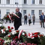 31.08.2020 Kielce. 40. rocznica powstania Solidarności. Złożenie kwiatów pod pomnikiem księdza Jerzego Popiełuszki. Wicemarszałek Marek Bogusławski / Jarosław Kubalski / Radio Kielce