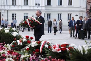 31.08.2020 Kielce. 40. rocznica powstania Solidarności. Złożenie kwiatów pod pomnikiem księdza Jerzego Popiełuszki. Wicemarszałek Marek Bogusławski / Jarosław Kubalski / Radio Kielce