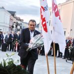 31.08.2020 Kielce. 40. rocznica powstania Solidarności. Złożenie kwiatów pod pomnikiem księdza Jerzego Popiełuszki. Starosta Mirosław Gebski / Jarosław Kubalski / Radio Kielce