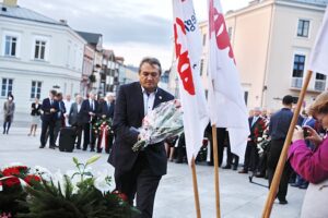 31.08.2020 Kielce. 40. rocznica powstania Solidarności. Złożenie kwiatów pod pomnikiem księdza Jerzego Popiełuszki. Starosta Mirosław Gebski / Jarosław Kubalski / Radio Kielce