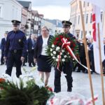 31.08.2020 Kielce. 40. rocznica powstania Solidarności. Złożenie kwiatów pod pomnikiem księdza Jerzego Popiełuszki. Zastępca prezydenta Kielc Bożena Szczypiór / Jarosław Kubalski / Radio Kielce