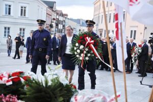 31.08.2020 Kielce. 40. rocznica powstania Solidarności. Złożenie kwiatów pod pomnikiem księdza Jerzego Popiełuszki. Zastępca prezydenta Kielc Bożena Szczypiór / Jarosław Kubalski / Radio Kielce