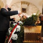 05.08.2020 Kraków. Marsz Szlakiem I Kompanii Kadrowej. Kwiaty składa: Rafał Nowak - wicewojewoda świętokrzyski / Jarosław Kubalski / Radio Kielce