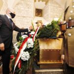 05.08.2020 Kraków. Marsz Szlakiem I Kompanii Kadrowej. Kwiaty składa: Rafał Nowak - wicewojewoda świętokrzyski / Jarosław Kubalski / Radio Kielce