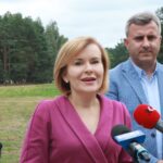 05.08.2020. Borków. Dofinansowanie na rozwój infrastruktury sportowej dla gminy Daleszyce. Na zdjęciu (od lewej): Anna Krupka - wiceminister sportu i Dariusz Meresiński - burmistrz Daleszyc / Magdalena Blicharska / Radio Kielce