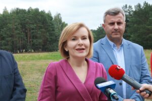 05.08.2020. Borków. Dofinansowanie na rozwój infrastruktury sportowej dla gminy Daleszyce. Na zdjęciu (od lewej): Anna Krupka - wiceminister sportu i Dariusz Meresiński - burmistrz Daleszyc / Magdalena Blicharska / Radio Kielce