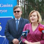 05.08.2020. Borków. Dofinansowanie na rozwój infrastruktury sportowej dla gminy Daleszyce. Na zdjęciu (od lewej): Tomasz Pleban - wicestarosta kielecki i Anna Krupka - wiceminister sportu / Magdalena Blicharska / Radio Kielce