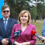 05.08.2020. Borków. Dofinansowanie na rozwój infrastruktury sportowej dla gminy Daleszyce. Na zdjęciu (od lewej): Tomasz Pleban - wicestarosta kielecki, Anna Krupka - wiceminister sportu i Dariusz Meresiński - burmistrz Daleszyc / Magdalena Blicharska / Radio Kielce