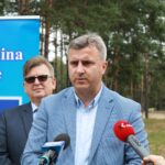 05.08.2020. Borków. Dofinansowanie na rozwój infrastruktury sportowej dla gminy Daleszyce. Na zdjęciu (od lewej): Tomasz Pleban - wicestarosta kielecki i Dariusz Meresiński - burmistrz Daleszyc / Magdalena Blicharska / Radio Kielce