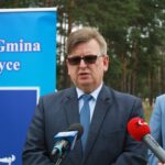 05.08.2020. Borków. Dofinansowanie na rozwój infrastruktury sportowej dla gminy Daleszyce. Na zdjęciu (od lewej): Tomasz Pleban - wicestarosta kielecki i Dariusz Meresiński - burmistrz Daleszyc / Magdalena Blicharska / Radio Kielce