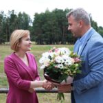 05.08.2020. Borków. Dofinansowanie na rozwój infrastruktury sportowej dla gminy Daleszyce. Na zdjęciu (od lewej): Anna Krupka - wiceminister sportu i Dariusz Meresiński - burmistrz Daleszyc / Magdalena Blicharska / Radio Kielce