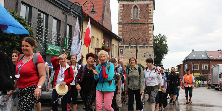 Około tysiąca pątników wyruszyło z Wiślicy w pielgrzymce diecezji kieleckiej na Jasną Górę / Marta Gajda / Radio Kielce