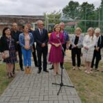 Balice. Dofinansowanie z programu Sportowa Polska” dla gminy Gnojno. Na zdjęciu (w środku): Zbigniew Janik - wójt gminy Gnojno i Anna Krupka - wiceminister sportu / Marta Gajda / Radio Kielce