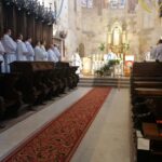 05.08.2020 Wiślica. 39. Piesza Pielgrzymka Diecezji Kieleckiej na Jasną Górę. Mszy przewodniczył biskup Jan Piotrowski (w środku) / Marta Gajda / Radio Kielce