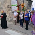 06.08.2020 Wiślica. 39. Piesza Pielgrzymka Diecezji Kieleckiej na Jasną Górę. Na zdjęciu (od lewej): ks. Wiesław Stępień – proboszcz parafii w Wiślicy  i biskup Jan Piotrowski / Marta Gajda / Radio Kielce