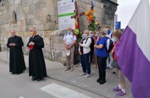 06.08.2020 Wiślica. 39. Piesza Pielgrzymka Diecezji Kieleckiej na Jasną Górę. Na zdjęciu (od lewej): ks. Wiesław Stępień – proboszcz parafii w Wiślicy i biskup Jan Piotrowski / Marta Gajda / Radio Kielce