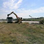 11.08.2020. Kazimierza Wielka. Czyszczenie tak zwanego łapacza na zbiorniku retencyjno-rekreacyjnym / Marta Gajda / Radio Kielce