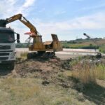 11.08.2020. Kazimierza Wielka. Czyszczenie tak zwanego łapacza na zbiorniku retencyjno-rekreacyjnym / Marta Gajda / Radio Kielce