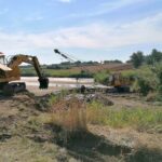 11.08.2020. Kazimierza Wielka. Czyszczenie tak zwanego łapacza na zbiorniku retencyjno-rekreacyjnym / Marta Gajda / Radio Kielce